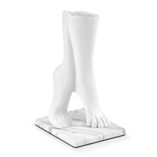 FEETS - biały wazon z żywicy w kształcie stóp na białej marmurowej podstawce