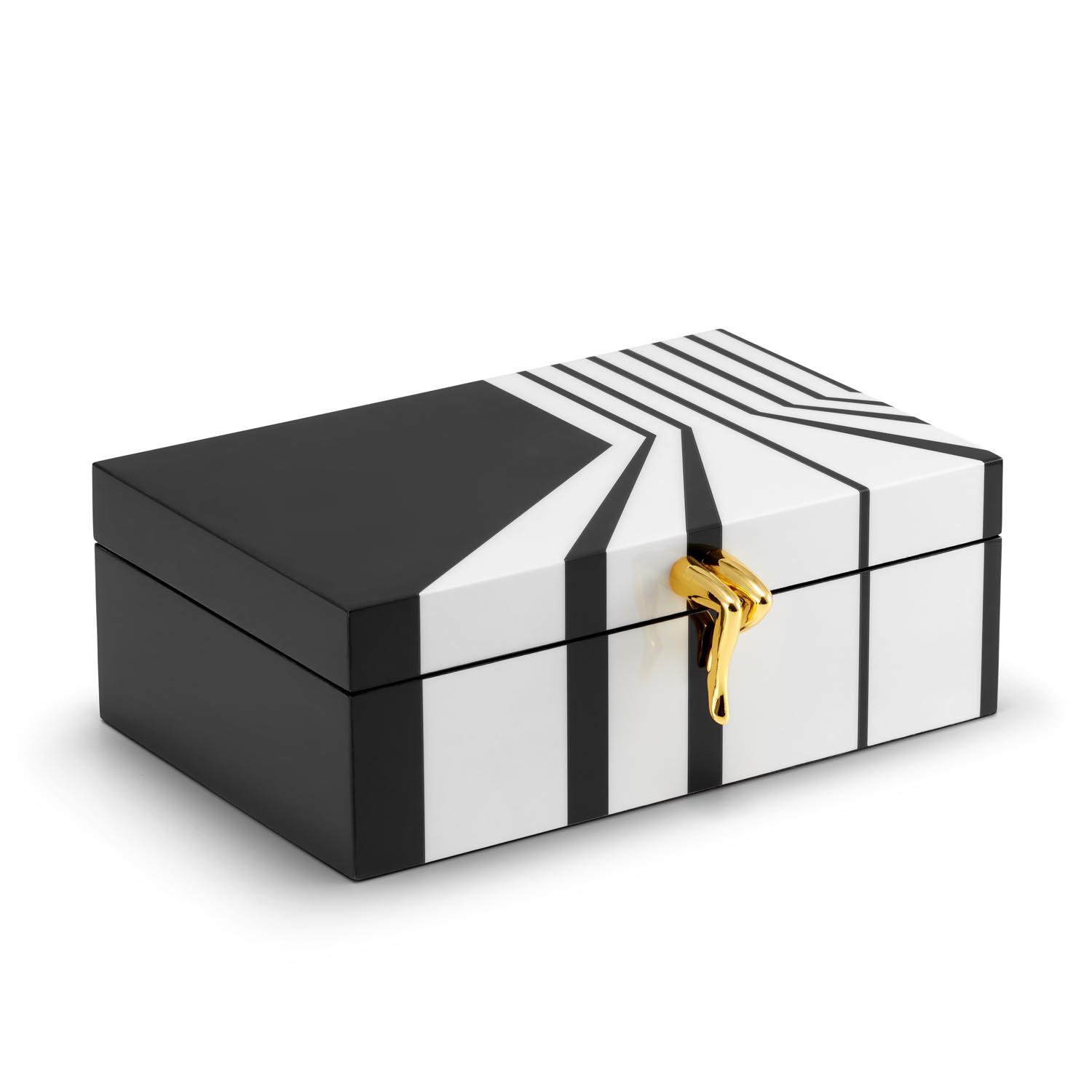 STRIPES LEGS - pudełko dekoracyjne / szkatułka „L” w czarno - białe paski z lakierowanego MDF-u ze złotym uchwytem 